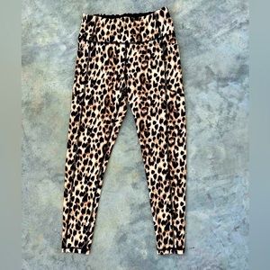 Victoria’s Secret leopard print high waisted ankle leggings w/pockets size 8